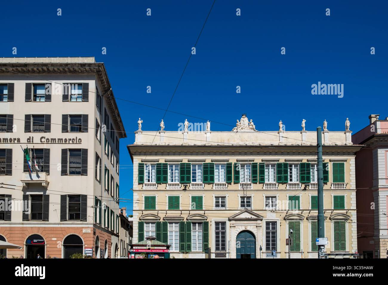 Piazza De Ferrari, Genova, Italia al sole primaverile con cieli blu profondi Foto Stock