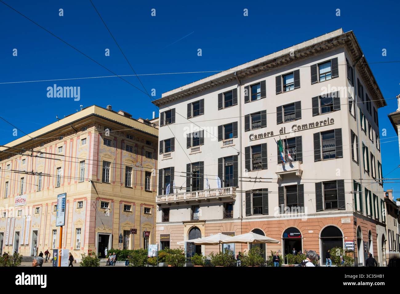 Piazza De Ferrari, Genova, Italia al sole primaverile con cieli blu profondi Foto Stock