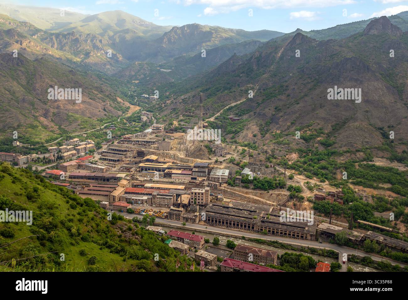 La città industriale di Alaverdi si trova nel profondo della Gola del fiume Debed, definita dalle sue infrastrutture di epoca sovietica, tra cui un ponte di primo piano. Foto Stock