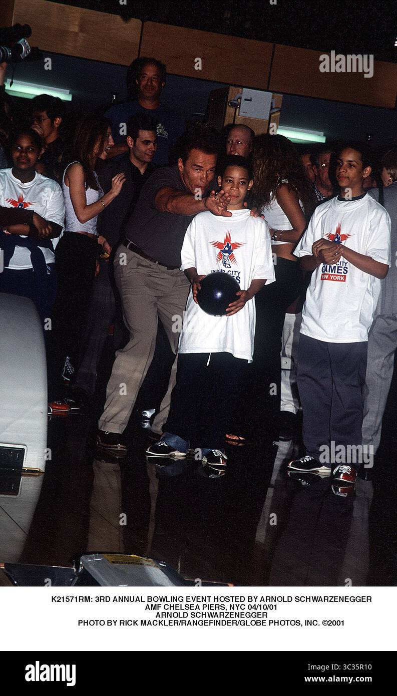 Apr. 10, 2001 - K21571RM: 3RD BOWLING annuale evento ospitato da Arnold Schwarzenegger.AMF Moli Chelsea, NYC 04/10/01.Arnold Schwarzenegger. RICK MACKLER/ 2001(Credit Immagine: © Globo foto/ZUMAPRESS.com) Foto Stock Apr. 10, 2001 - K21571RM: 3RD BOWLING annuale evento ospitato da Arnold Schwarzenegger.AMF Moli Chelsea, NYC 04/10/01.Arnold Schwarzenegger. RICK MACKLER/ 2001(Credit Immagine: © Globo foto/ZUMAPRESS.com) Foto Stock