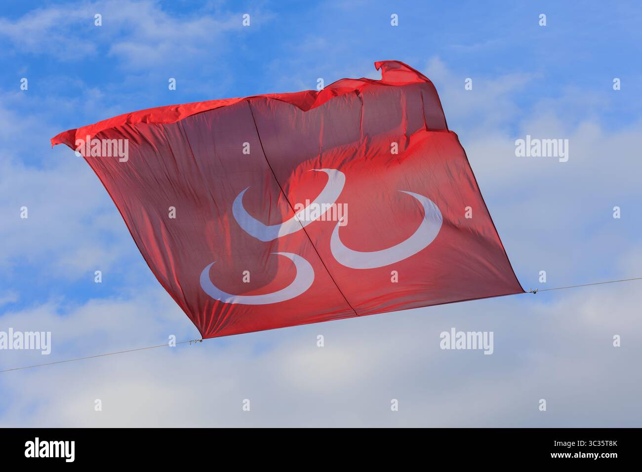 Bandiera ottomana, bandiera del partito politico a tre mezzaluna, bandiera MHP e cielo nuvoloso, bandiera del vento Foto Stock