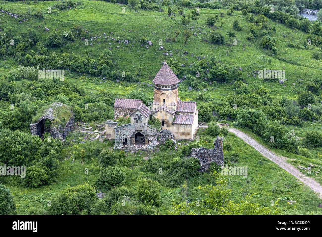 Il monastero di Hnevank, risalente al VII-XII secolo, un ex centro ortodosso georgiano, si trova su una collina all'interno del canyon del fiume Dzoraget a Lori Foto Stock