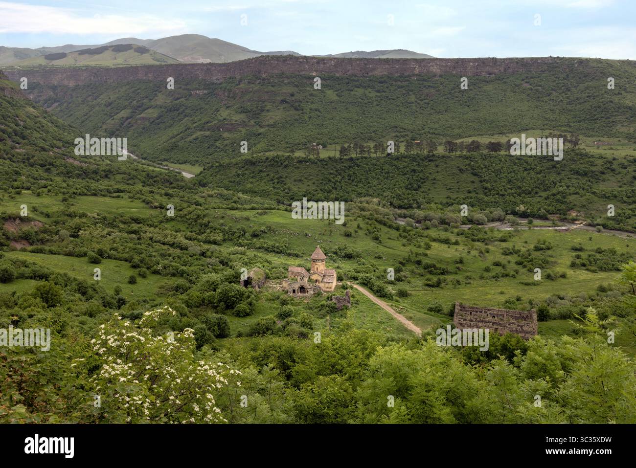 Il monastero di Hnevank, risalente al VII-XII secolo, un ex centro ortodosso georgiano, si trova su una collina all'interno del canyon del fiume Dzoraget a Lori Foto Stock