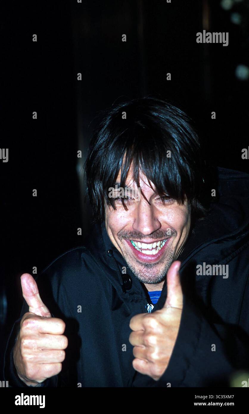 1 GENNAIO 2011 - K24057RM: 2/9/02.THE SEAN JOHN FALL MENSWEAR 2002 FASHION COLLECTION A NYC..ANTHONY KIEDIS (DEI PEPERONI ROSSI CALDI). RICK MACKLER/ 2002 (immagine di credito: © Globe Photos/ZUMAPRESS.com) Foto Stock