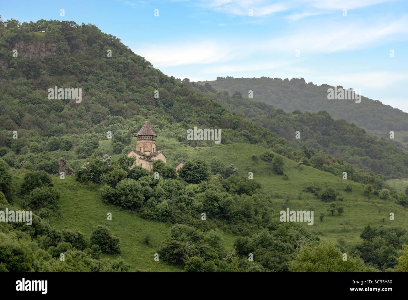 Il monastero di Hnevank, risalente al VII-XII secolo, un ex centro ortodosso georgiano, si trova su una collina all'interno del canyon del fiume Dzoraget a Lori Foto Stock