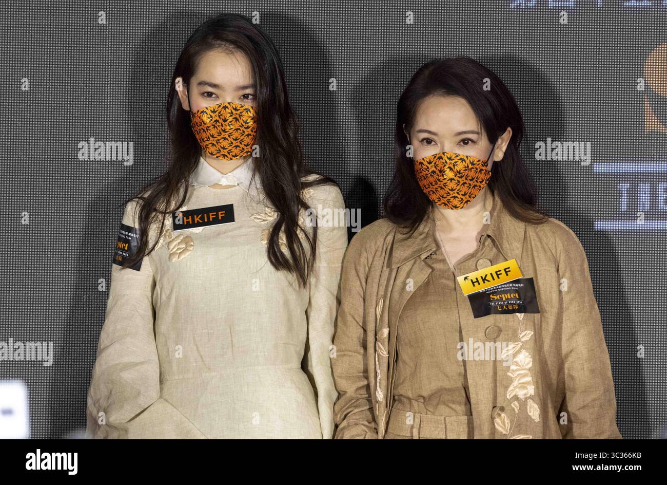 1° aprile 2021, Hong Kong, Hong Kong, Cina: L. Ashley LAM and R.Mimi Kung chi Yan..il 45° Hong Kong International Film Festival (HKIFF45) prende il via con la premiere di gala di September: The Story of Hong Kong, una celebrazione di sette iconici registi di Hong Kong e del cinema che amano..unendosi ai registi Sammo HUNG, Ann HUI, Patrick TAM, YUEN Wo-ping e Johnnie TO alla cerimonia di apertura del Centro culturale di Hong Kong ci sono l'ambasciatore HKIFF45 Aaron KWOK e Gary MAK, l'assistente capo di Create Hong Kong. Sono presenti anche i membri del cast Timmy HUNG, Jennifer YU, YUEN Wah, Ashley LAM, NG Wing-sze, W Foto Stock