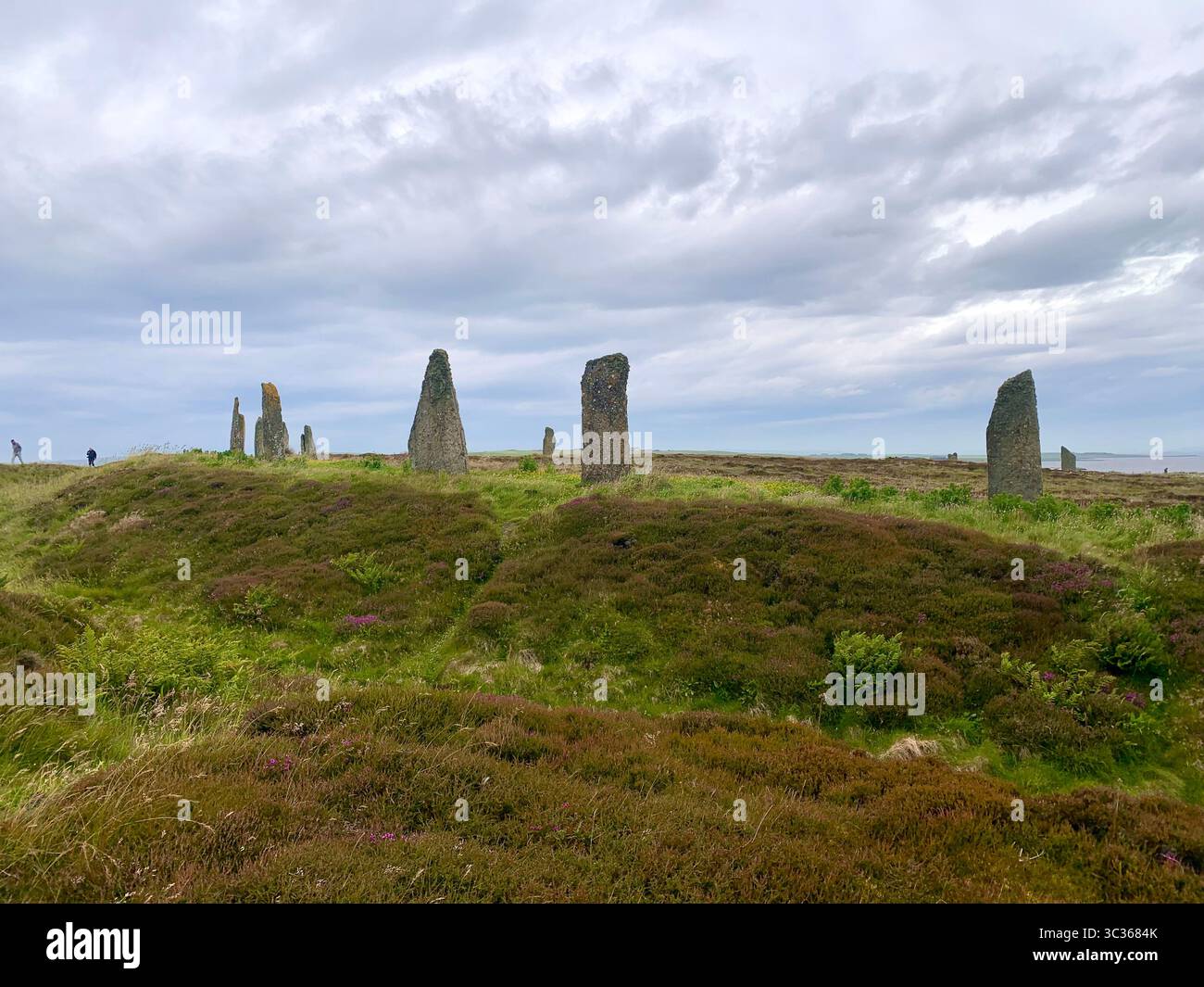 L'anello di Brodgar Orcadi le Orcadi di Scozia pietre antiche dell'età della pietra hanno messo un vecchio posto in piedi che guardano le isole villaggio isola delle Ebridi - Immagine stock catturata con smartphone