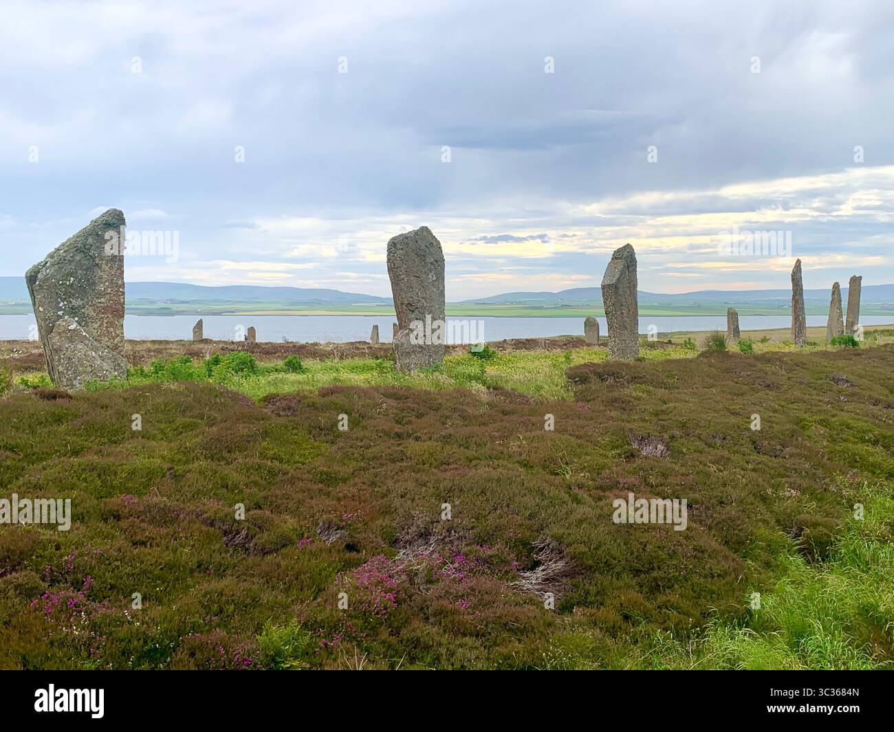 L'anello di Brodgar Orcadi le Orcadi di Scozia pietre antiche dell'età della pietra hanno messo un vecchio posto in piedi che guardano le isole villaggio isola delle Ebridi - Immagine stock catturata con smartphone