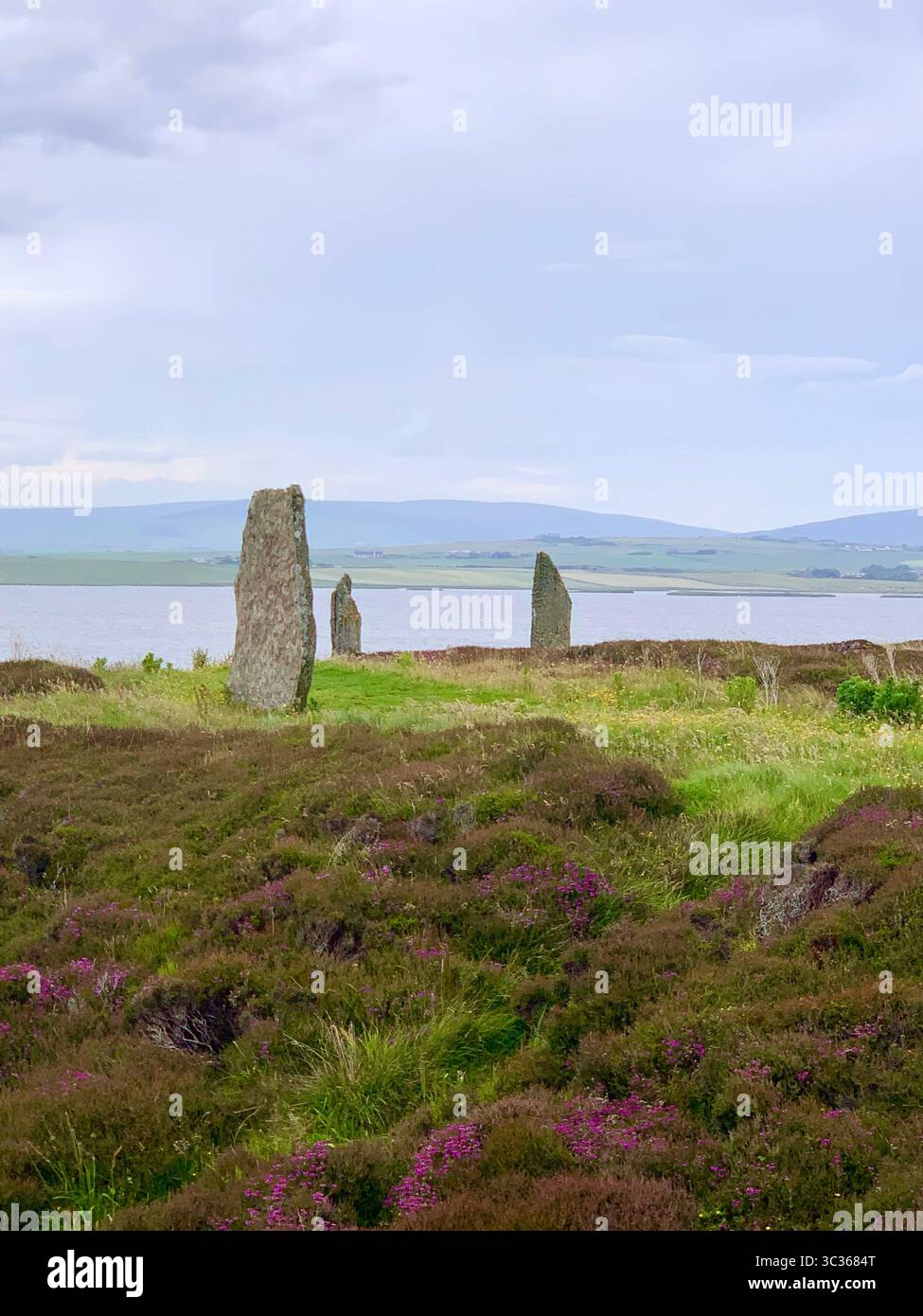 L'anello di Brodgar Orcadi le Orcadi di Scozia pietre antiche dell'età della pietra hanno messo un vecchio posto in piedi che guardano le isole villaggio isola delle Ebridi - Immagine stock catturata con smartphone