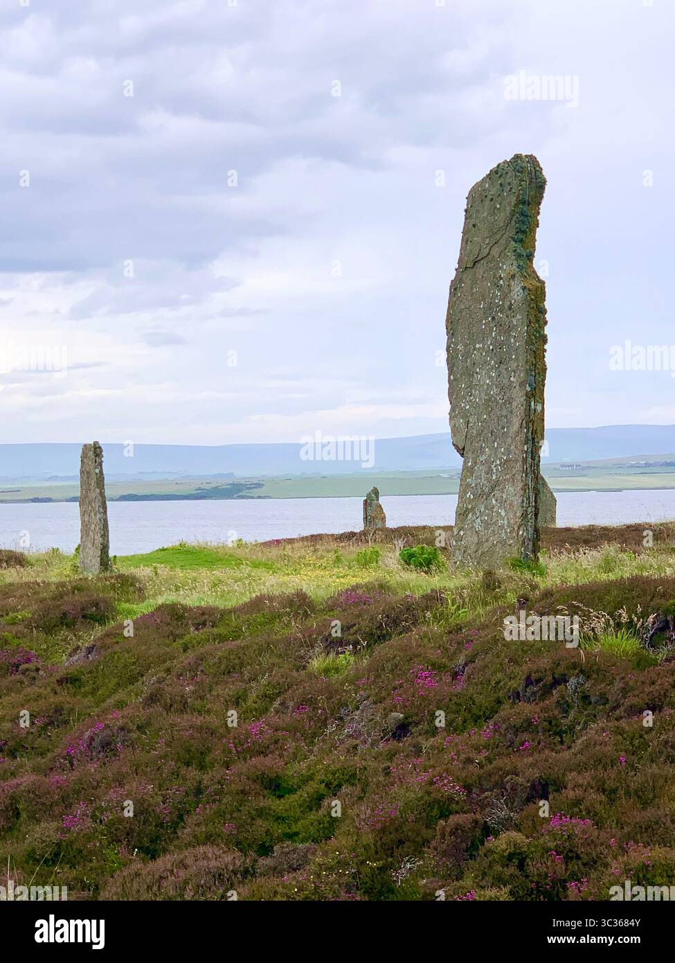 L'anello di Brodgar Orcadi le Orcadi di Scozia pietre antiche dell'età della pietra hanno messo un vecchio posto in piedi che guardano le isole villaggio isola delle Ebridi - Immagine stock catturata con smartphone
