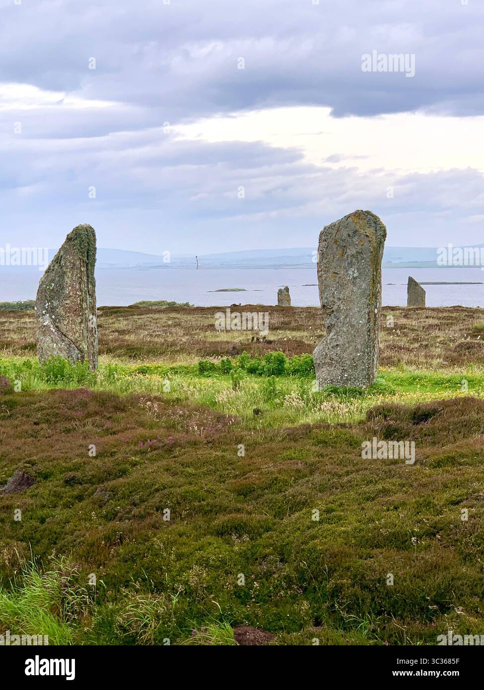 L'anello di Brodgar Orcadi le Orcadi di Scozia pietre antiche dell'età della pietra hanno messo un vecchio posto in piedi che guardano le isole villaggio isola delle Ebridi - Immagine stock catturata con smartphone