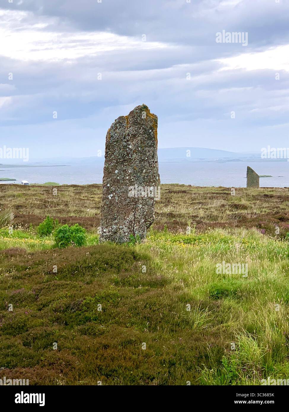 L'anello di Brodgar Orcadi le Orcadi di Scozia pietre antiche dell'età della pietra hanno messo un vecchio posto in piedi che guardano le isole villaggio isola delle Ebridi - Immagine stock catturata con smartphone