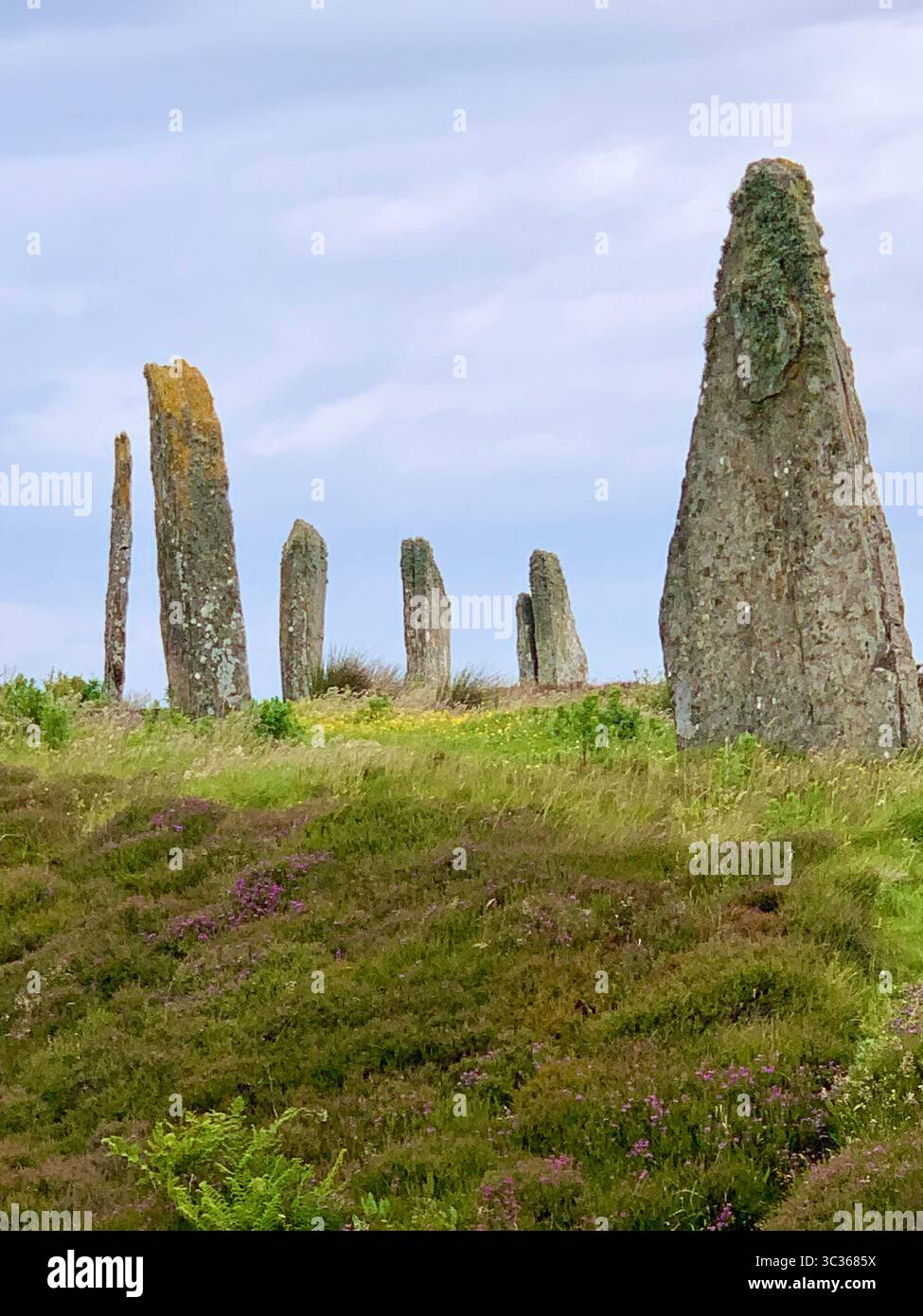 L'anello di Brodgar Orcadi le Orcadi di Scozia pietre antiche dell'età della pietra hanno messo un vecchio posto in piedi che guardano le isole villaggio isola delle Ebridi - Immagine stock catturata con smartphone