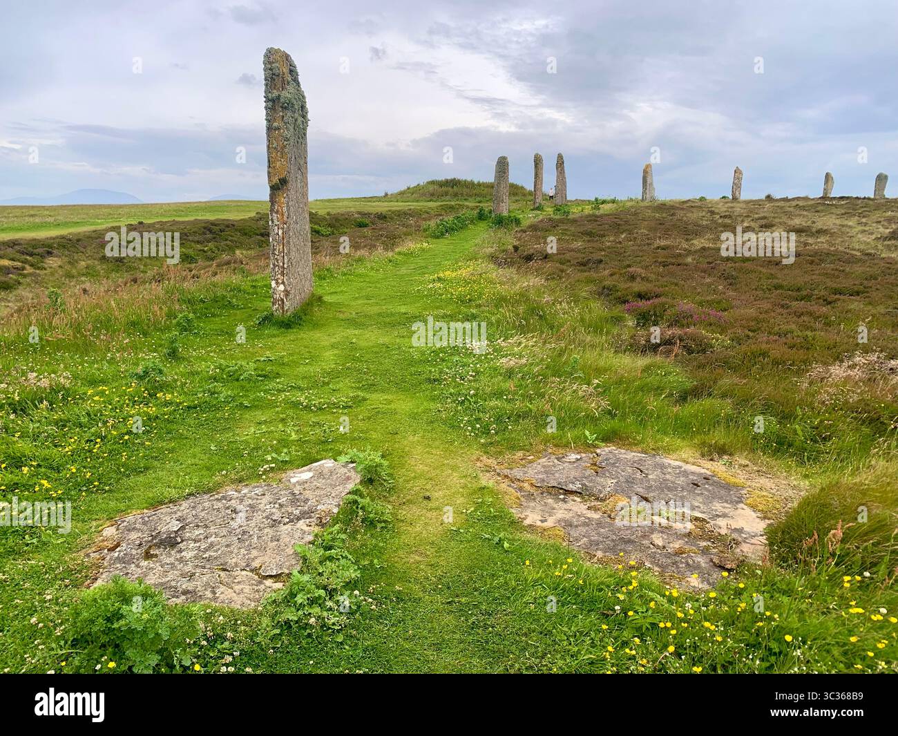 L'anello di Brodgar Orcadi le Orcadi di Scozia pietre antiche dell'età della pietra hanno messo un vecchio posto in piedi che guardano le isole villaggio isola delle Ebridi - Immagine stock catturata con smartphone