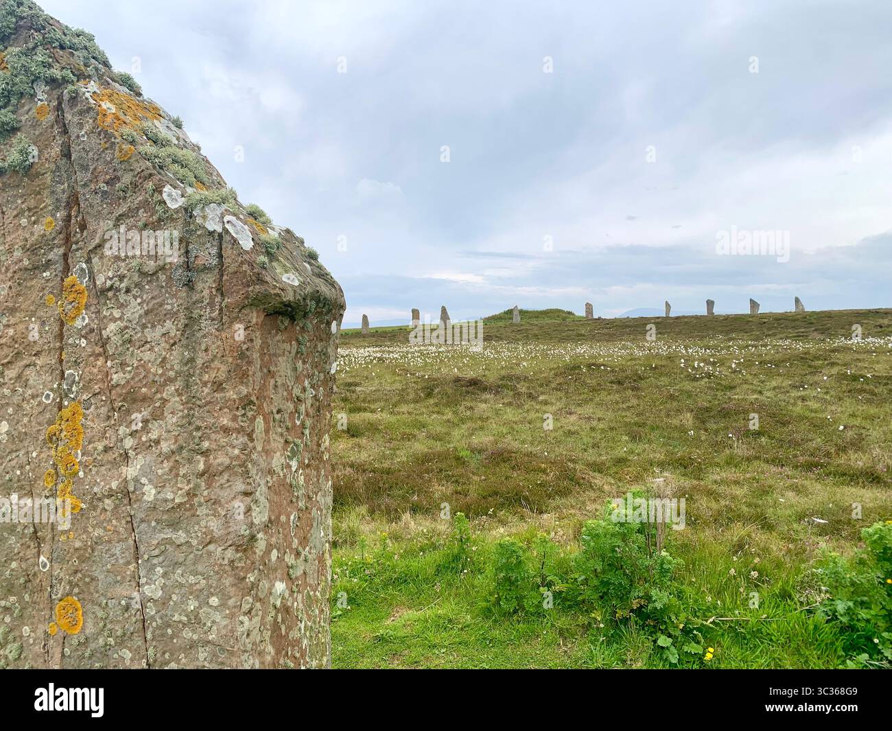 L'anello di Brodgar Orcadi le Orcadi di Scozia pietre antiche dell'età della pietra hanno messo un vecchio posto in piedi che guardano le isole villaggio isola delle Ebridi - Immagine stock catturata con smartphone
