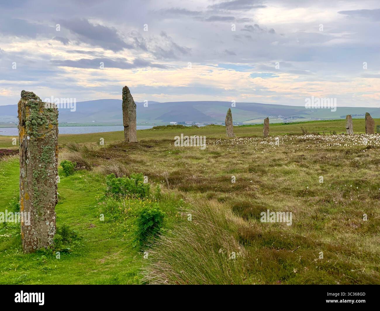 L'anello di Brodgar Orcadi le Orcadi di Scozia pietre antiche dell'età della pietra hanno messo un vecchio posto in piedi che guardano le isole villaggio isola delle Ebridi - Immagine stock catturata con smartphone