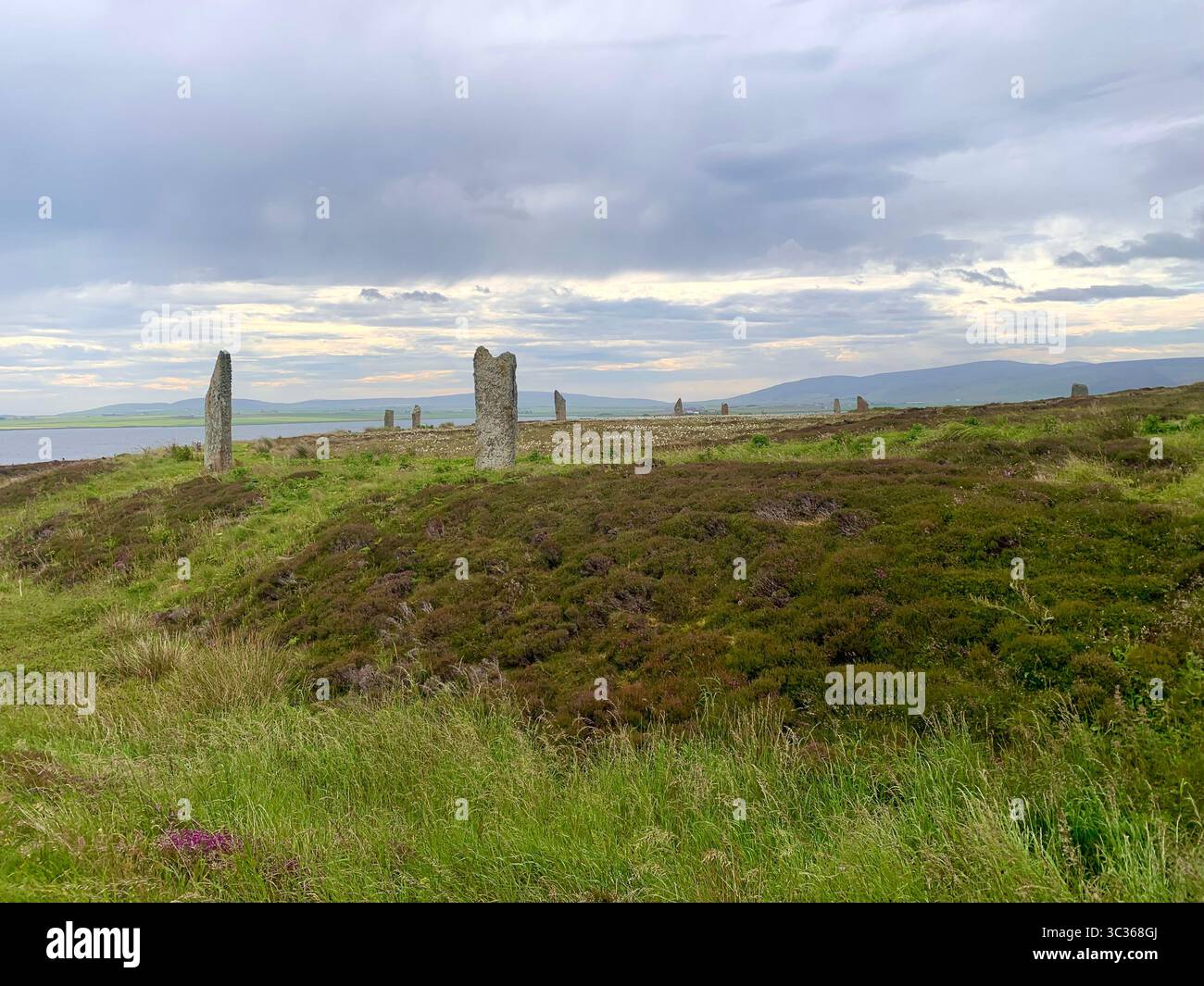 L'anello di Brodgar Orcadi le Orcadi di Scozia pietre antiche dell'età della pietra hanno messo un vecchio posto in piedi che guardano le isole villaggio isola delle Ebridi - Immagine stock catturata con smartphone