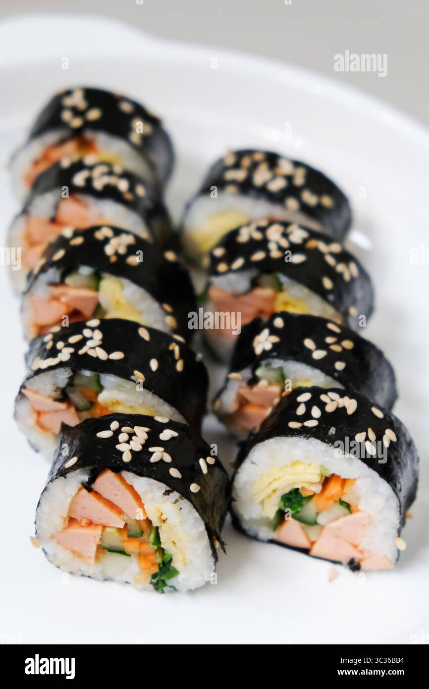 Prepara gimbab fatti in casa con verdure, salsicce e uova diverse Foto Stock