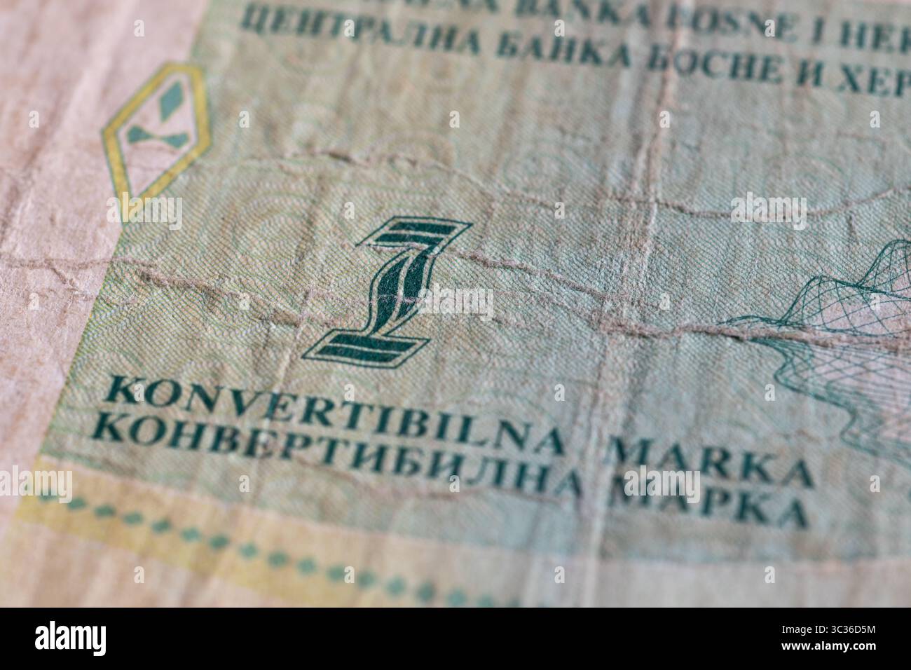 Primo piano di banconote di marchi bosniaci convertibili, banconote non circolate di un marchio, vecchie e usurate Foto Stock