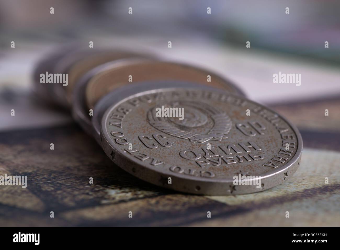 Primo piano della moneta commemorativa dell'Unione Sovietica con stemma sul dritto, moneta non circolata con ammaccature e corrosione Foto Stock