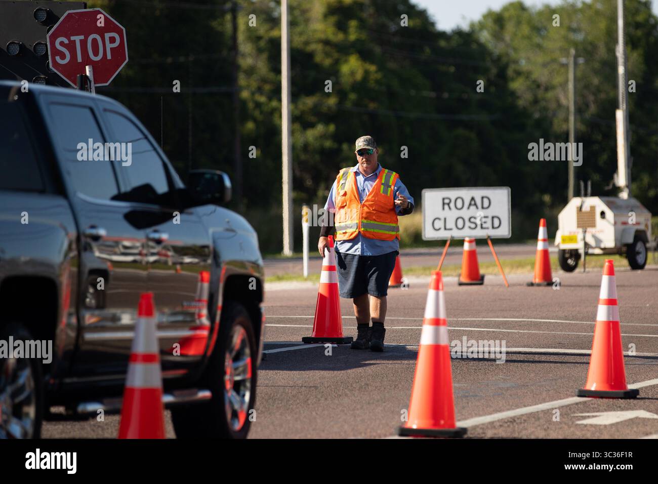 5 aprile 2021, Palmetto, Florida, Stati Uniti: Chiusure di strade a Palmetto, Florida a causa di una perdita nel bacino Piney Point. Gli equipaggi di emergenza utilizzano pompe e camion per drenare il serbatoio delle acque reflue che perde a Piney Point, un impianto di fosfati abbandonato da tempo nell'area di Tampa Bay, nel tentativo di prevenire una vera e propria violazione che secondo i funzionari potrebbe scatenare una "parete d'acqua di 20 piedi". Preoccupazioni per una potenziale violazione ha spinto la Florida a dichiarare lo stato di emergenza sabato per Manatee County, dove più di 300 case e aziende sono stati ordinati di evacuare. (Immagine di credito: © Steven Mu Foto Stock