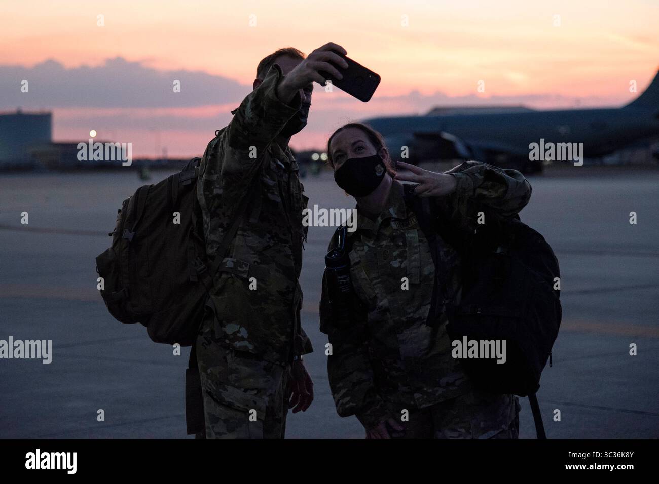 30 marzo 2021 - Tampa, Florida, USA - il colonnello Ben Jonsson, comandante del 6th Air Refueling Wing e Chief Master Sgt. Shae Gee, capo del 6th Air Refueling Wing, scatta un selfie il 30 marzo 2021, presso la MacDill Air Force base, Flag. Il 6th ARW Command Team ha completato una visita con il 117th ARW e il 99th Air Refueling Squadron presso Sumpter Smith Joint National Guard base, a Birmingham, Ala. (Credit Image: © Shannon Bowman/U.S. /ZUMA Wire/ZUMAPRESS.com) Foto Stock