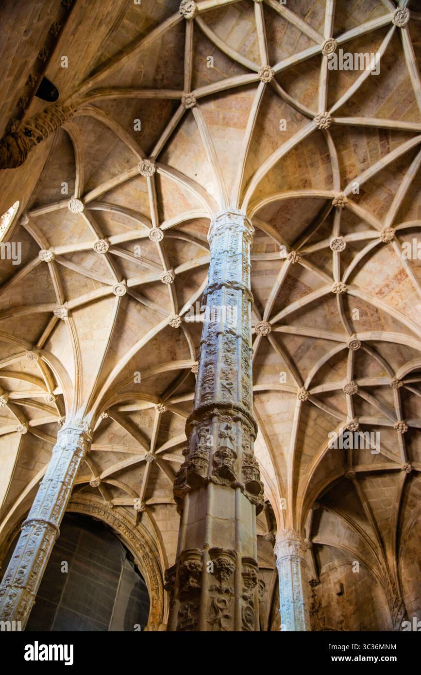 Lisbona, Portogallo - 6 luglio 2025: La struttura ad arco a croce nel monastero di Jerónimos a Lisbona in Portogallo Foto Stock