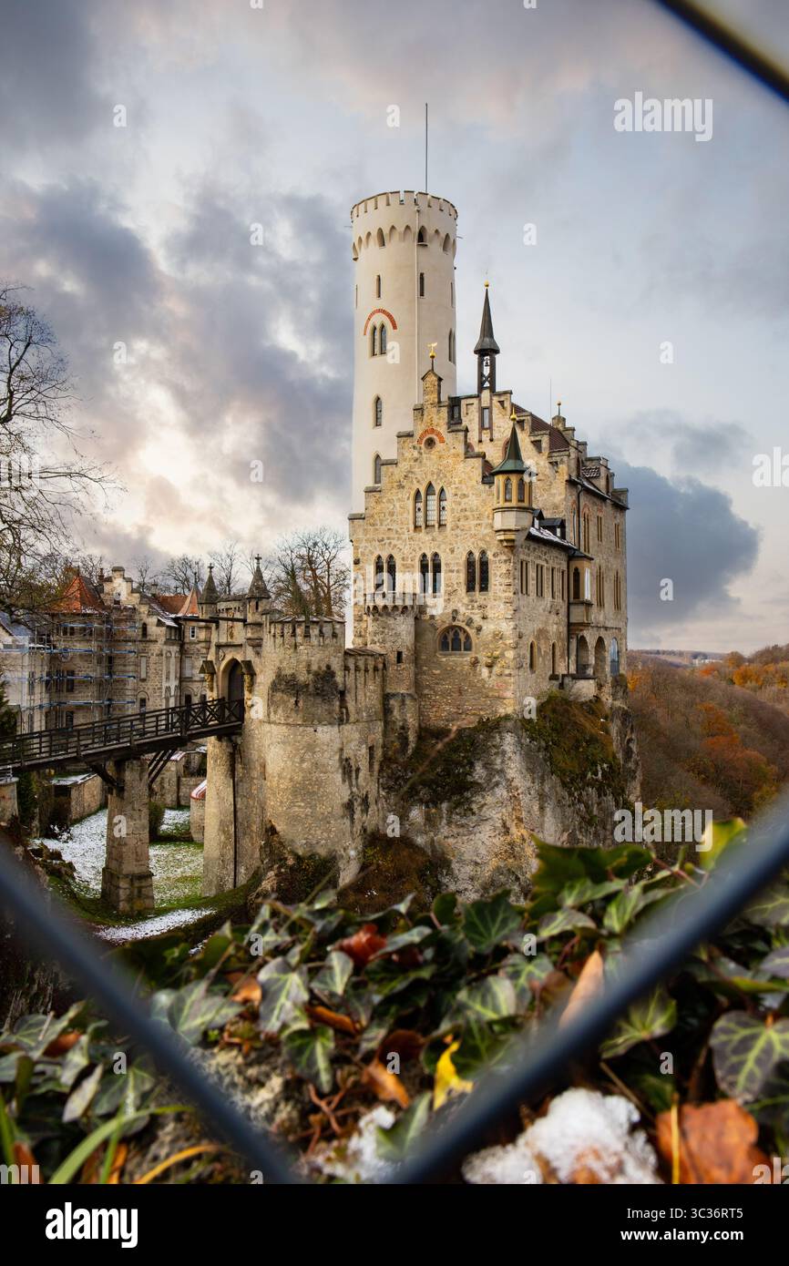 Castello di Lichtenstein in un paesaggio invernale. Costruito su una roccia accanto a un burrone, si erge alla luce del sole. Baden-Württemberg, Germania Foto Stock