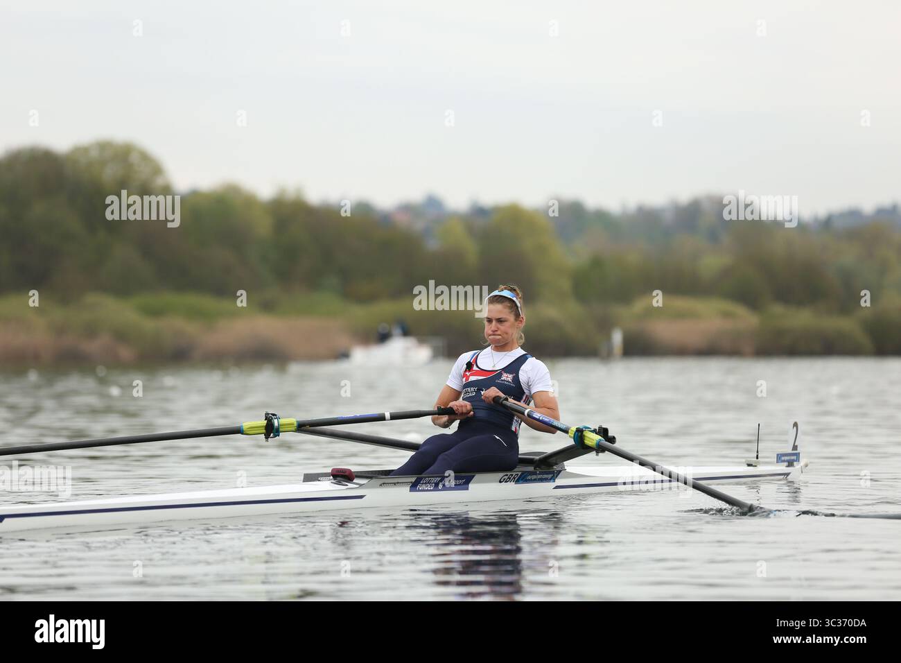 10 aprile 2021, Varese, Lombardia, Italia: Madeleine ARLETT della Gran Bretagna gareggia nel monoscullo leggero femminile Repechage R1 ai Campionati europei di canottaggio sul Lago di Varese il 10 aprile 2021 a Varese (Credit Image: © Mickael Chavet via ZUMA Wire) Foto Stock