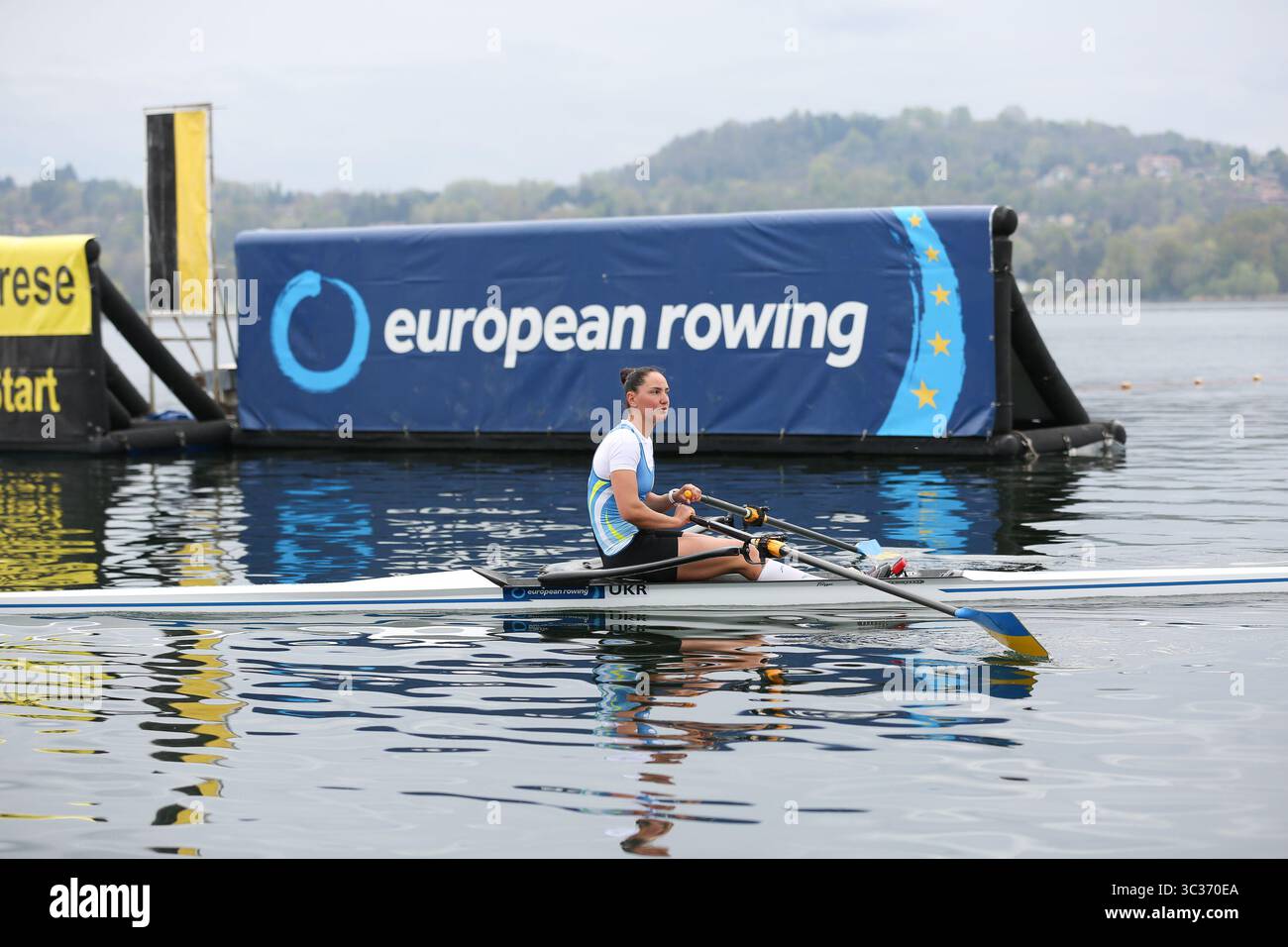 10 aprile 2021, Varese, Lombardia, Italia: Diana DYMCHENKO dell'Ucraina partecipa alla semifinale SA/B 2 femminile ai Campionati europei di canottaggio sul Lago di Varese il 10 aprile 2021 a Varese (Credit Image: © Mickael Chavet via ZUMA Wire) Foto Stock