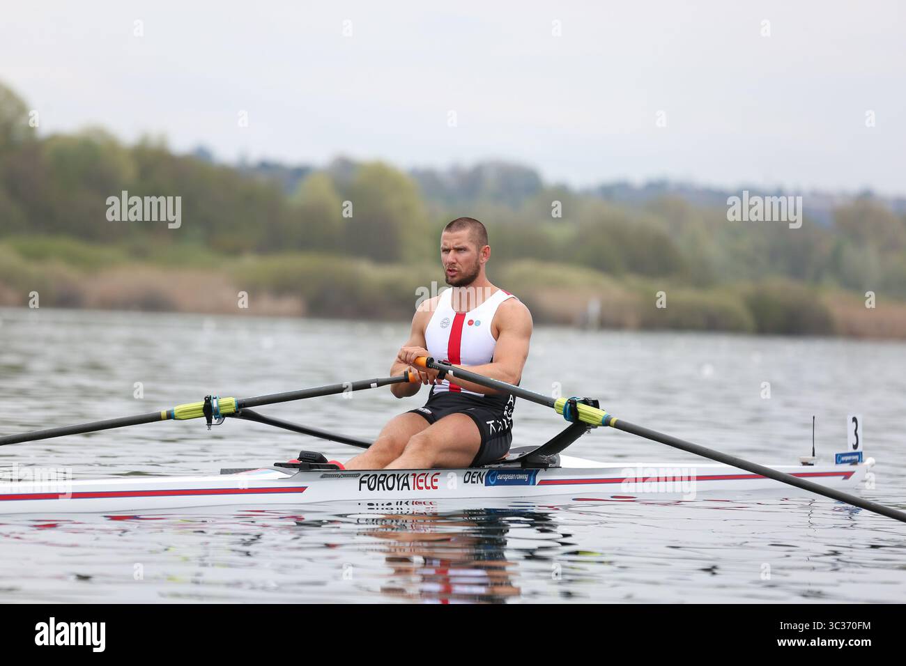10 aprile 2021, Varese, Lombardia, Italia: La Danimarca Sverri NIELSEN partecipa alla semifinale SA/B 1 maschile ai Campionati europei di canottaggio sul Lago di Varese il 10 aprile 2021 a Varese (Credit Image: © Mickael Chavet via ZUMA Wire) Foto Stock