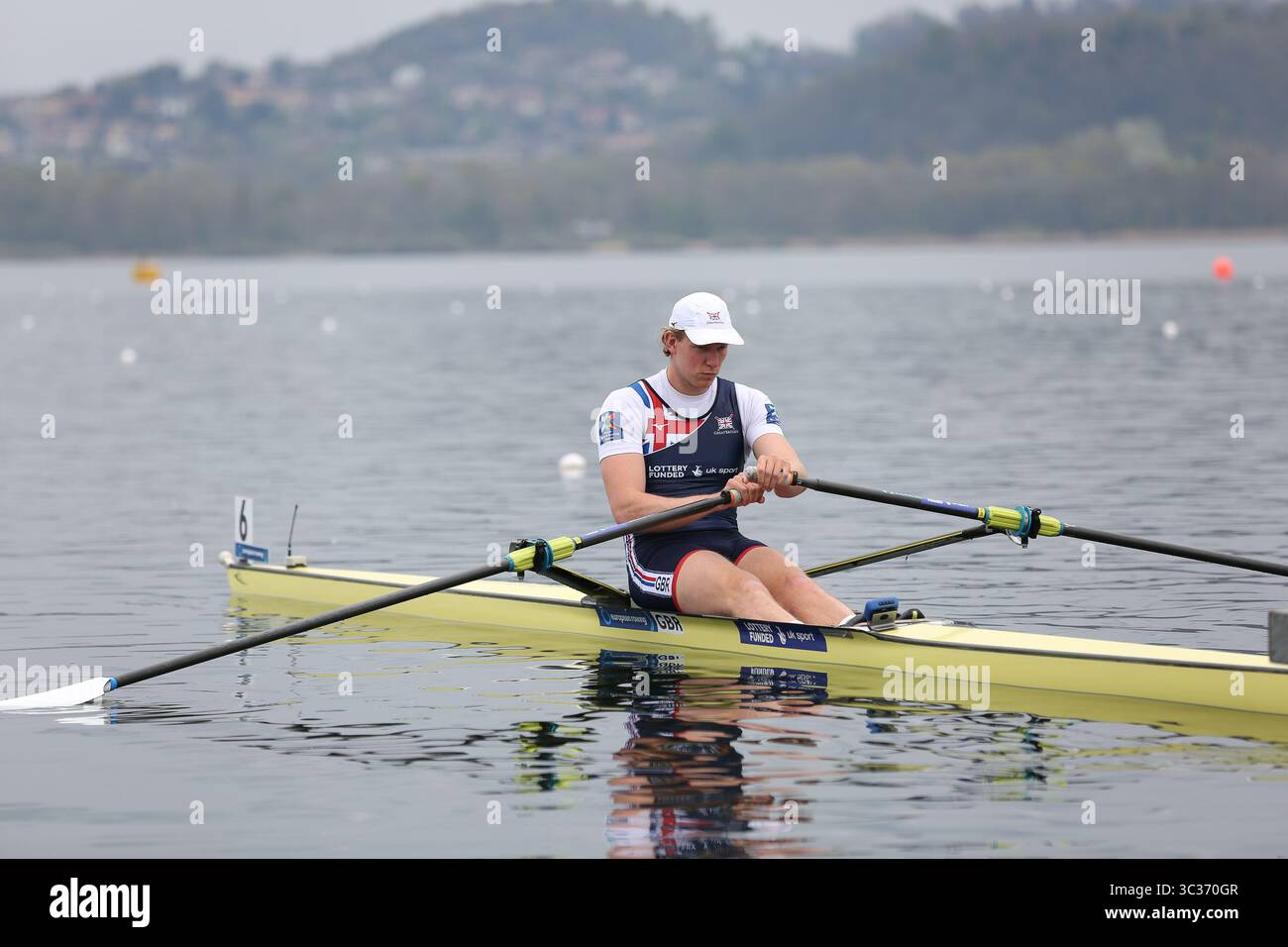 10 aprile 2021, Varese, Lombardia, Italia: Il Gran Bretagna Matthew HAYWOOD gareggia nelle monosculle maschili ai Campionati europei di canottaggio sul Lago di Varese il 10 aprile 2021 a Varese (Credit Image: © Mickael Chavet via ZUMA Wire) Foto Stock