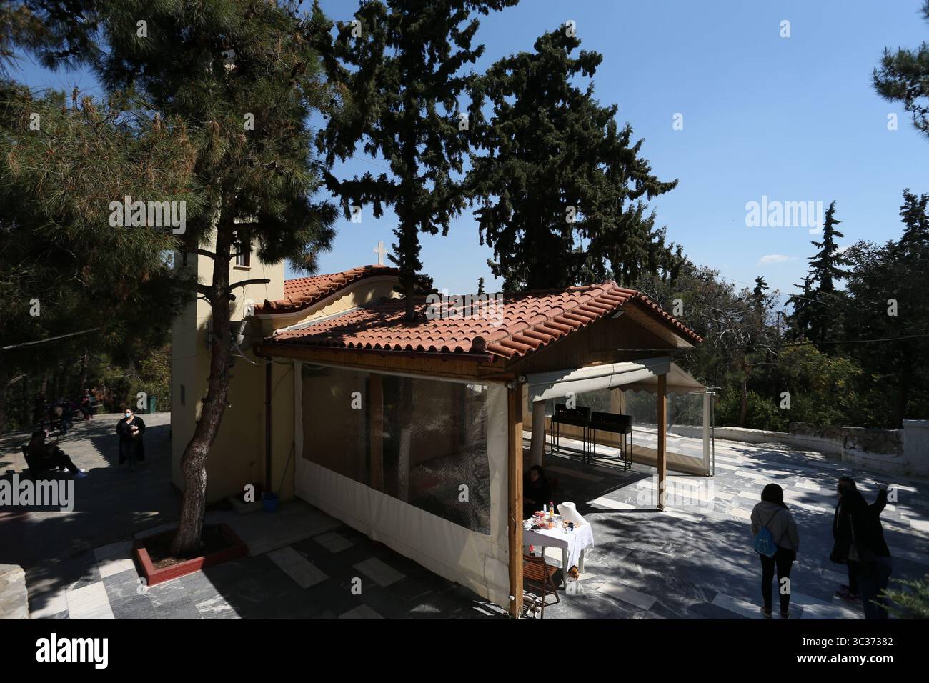 11 aprile 2021, Atene, Grecia: La chiesa dei Santi Elisabetta e Filippo, una chiesa fiabesca a Nicea, Attica, dedicata alla coppia reale d'Inghilterra. La chiesa fu costruita da un ufficiale che prestò servizio con il padre di Filippo, il principe Andrea, che mantenne sentimenti di gratitudine per la persona del crownedIl 20 novembre 1947, al momento del matrimonio della coppia successiva in Inghilterra, sulla collina del bacino idrico di Nicea, l'arcivescovo di Atene Damaskinos benedisse la fondazione della chiesa. Quando la coppia reale visitò la Grecia nel 1950, visitarono anche questa piccola chiesa (Credit IMA Foto Stock