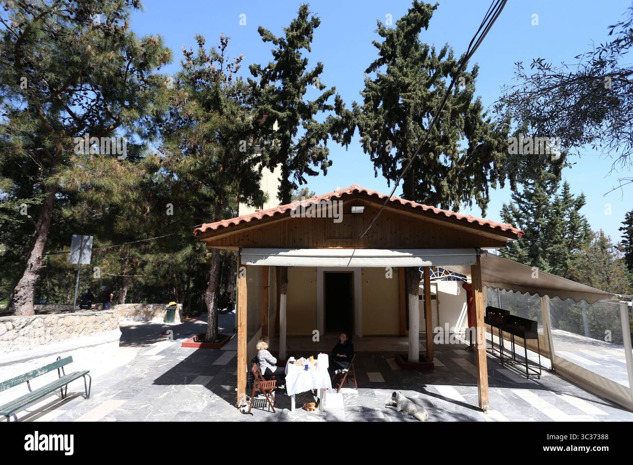 11 aprile 2021, Atene, Grecia: La chiesa dei Santi Elisabetta e Filippo, una chiesa fiabesca a Nicea, Attica, dedicata alla coppia reale d'Inghilterra. La chiesa fu costruita da un ufficiale che prestò servizio con il padre di Filippo, il principe Andrea, che mantenne sentimenti di gratitudine per la persona del crownedIl 20 novembre 1947, al momento del matrimonio della coppia successiva in Inghilterra, sulla collina del bacino idrico di Nicea, l'arcivescovo di Atene Damaskinos benedisse la fondazione della chiesa. Quando la coppia reale visitò la Grecia nel 1950, visitarono anche questa piccola chiesa (Credit IMA Foto Stock