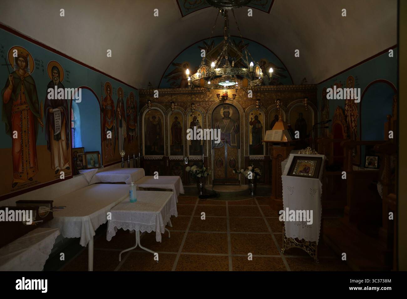 11 aprile 2021, Atene, Grecia: La chiesa dei Santi Elisabetta e Filippo, una chiesa fiabesca a Nicea, Attica, dedicata alla coppia reale d'Inghilterra. La chiesa fu costruita da un ufficiale che prestò servizio con il padre di Filippo, il principe Andrea, che mantenne sentimenti di gratitudine per la persona del crownedIl 20 novembre 1947, al momento del matrimonio della coppia successiva in Inghilterra, sulla collina del bacino idrico di Nicea, l'arcivescovo di Atene Damaskinos benedisse la fondazione della chiesa. Quando la coppia reale visitò la Grecia nel 1950, visitarono anche questa piccola chiesa (Credit IMA Foto Stock