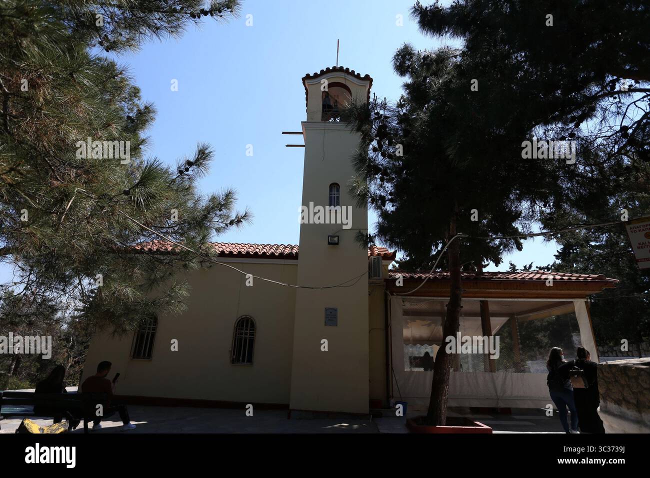 11 aprile 2021, Atene, Grecia: La chiesa dei Santi Elisabetta e Filippo, una chiesa fiabesca a Nicea, Attica, dedicata alla coppia reale d'Inghilterra. La chiesa fu costruita da un ufficiale che prestò servizio con il padre di Filippo, il principe Andrea, che mantenne sentimenti di gratitudine per la persona del crownedIl 20 novembre 1947, al momento del matrimonio della coppia successiva in Inghilterra, sulla collina del bacino idrico di Nicea, l'arcivescovo di Atene Damaskinos benedisse la fondazione della chiesa. Quando la coppia reale visitò la Grecia nel 1950, visitarono anche questa piccola chiesa (Credit IMA Foto Stock