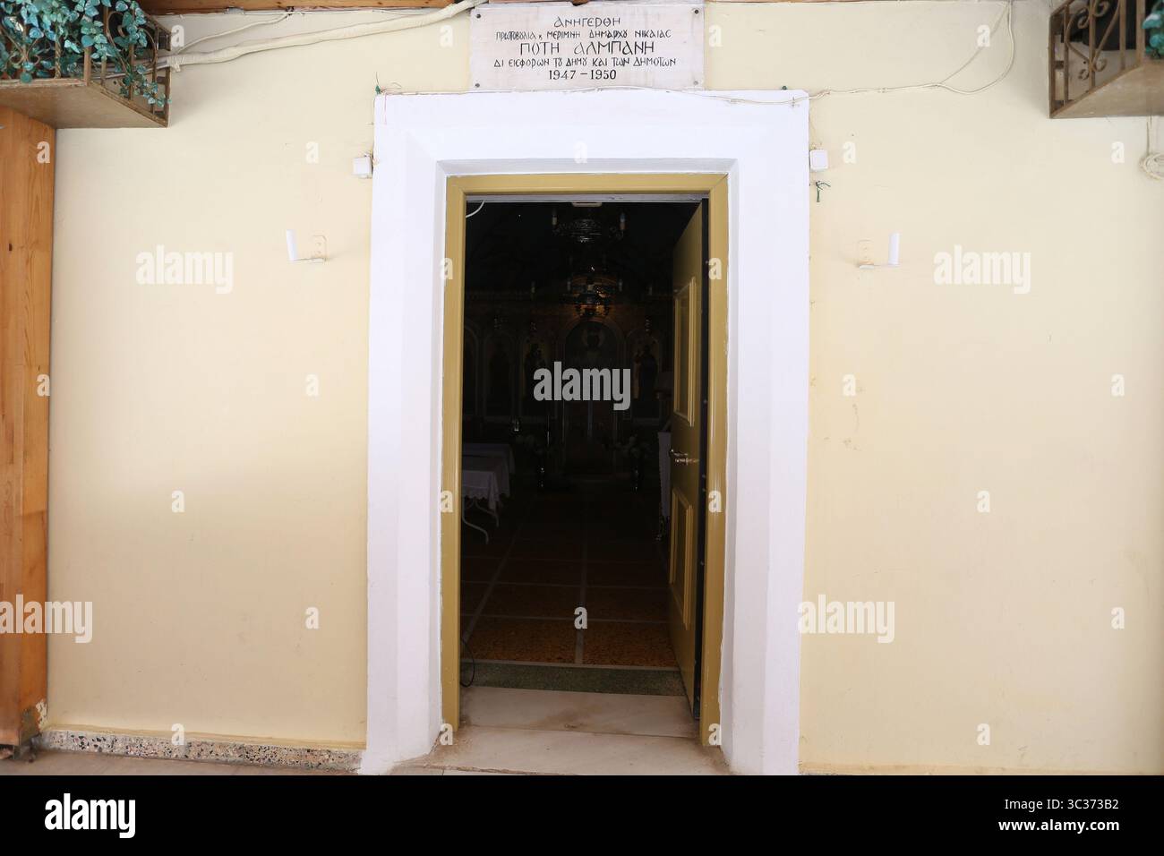 11 aprile 2021, Atene, Grecia: La chiesa dei Santi Elisabetta e Filippo, una chiesa fiabesca a Nicea, Attica, dedicata alla coppia reale d'Inghilterra. La chiesa fu costruita da un ufficiale che prestò servizio con il padre di Filippo, il principe Andrea, che mantenne sentimenti di gratitudine per la persona del crownedIl 20 novembre 1947, al momento del matrimonio della coppia successiva in Inghilterra, sulla collina del bacino idrico di Nicea, l'arcivescovo di Atene Damaskinos benedisse la fondazione della chiesa. Quando la coppia reale visitò la Grecia nel 1950, visitarono anche questa piccola chiesa (Credit IMA Foto Stock
