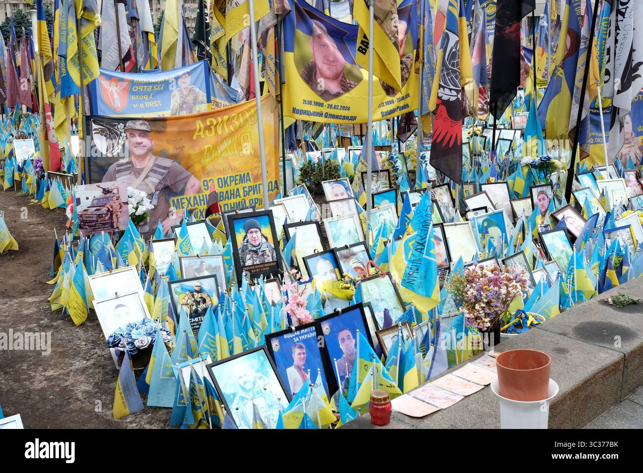 Tributi colorati e ritratti commemorano i coraggiosi soldati ucraini in un memoriale. Foto Stock