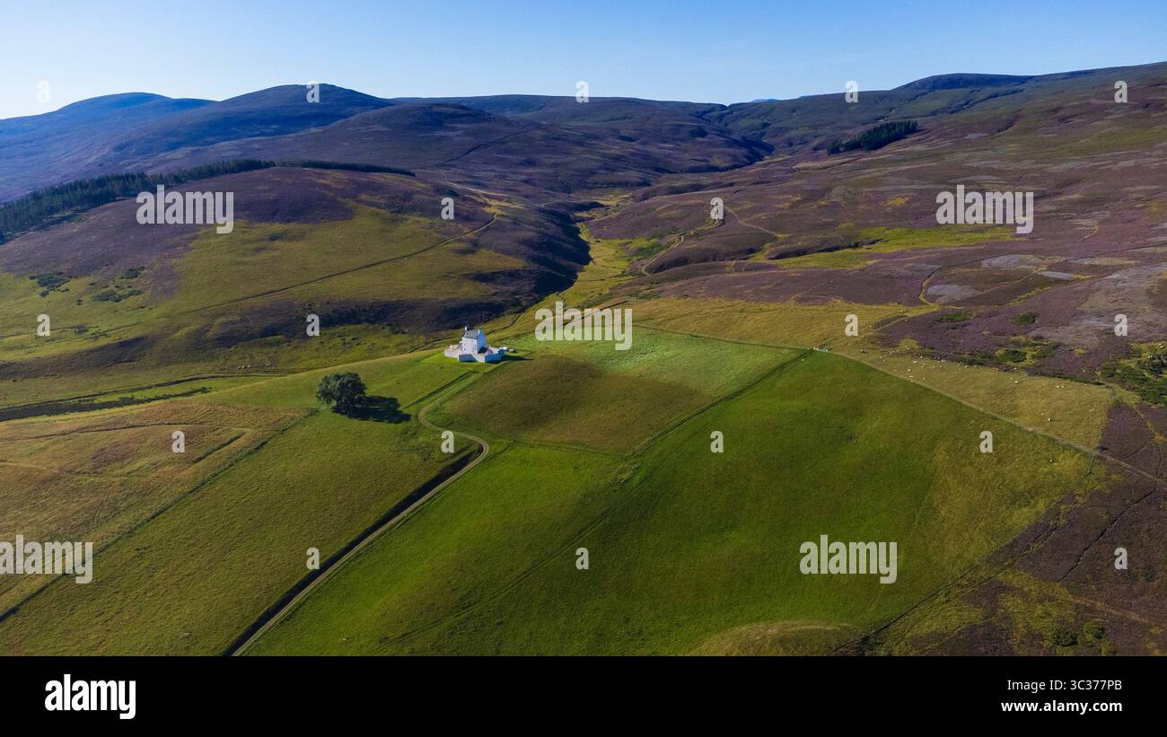 Vista aerea del castello di Corgarff nelle Highlands scozzesi dell'Aberdeenshire Scozia Regno Unito. Il castello di Corgarff ha una storia un po' sanguinosa fin dal suo vincolo Foto Stock