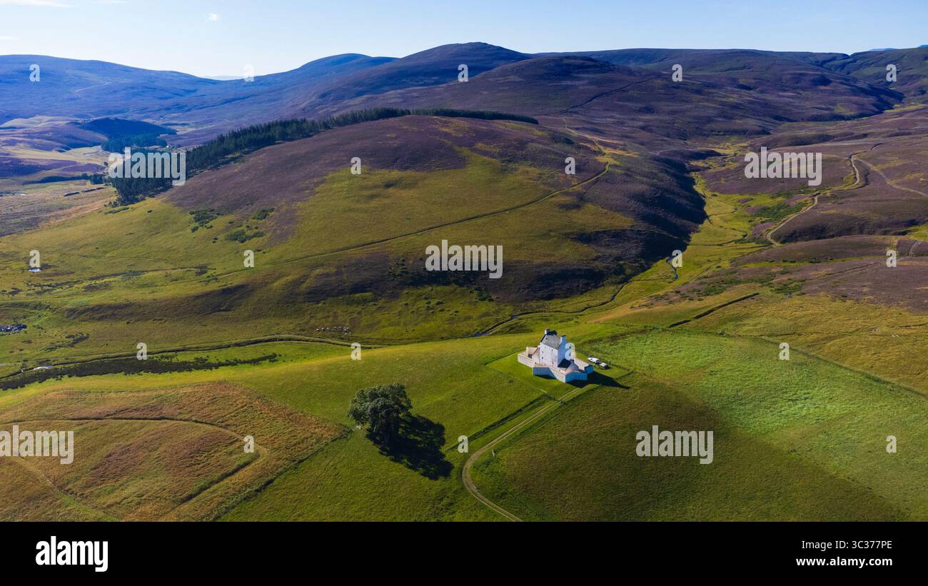 Vista aerea del castello di Corgarff nelle Highlands scozzesi dell'Aberdeenshire Scozia Regno Unito. Il castello di Corgarff ha una storia un po' sanguinosa fin dal suo vincolo Foto Stock