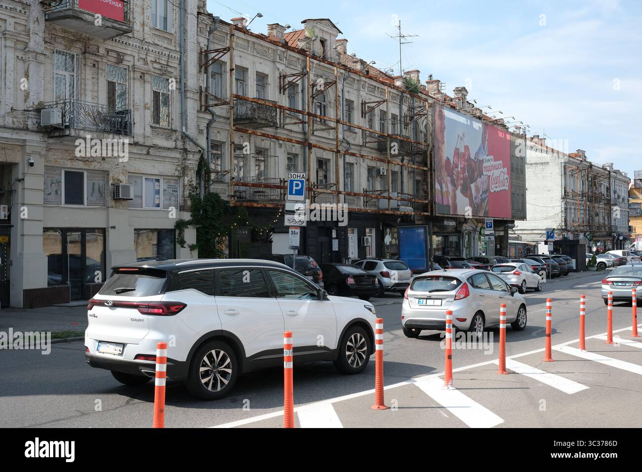 I veicoli attraversano i vivaci viali di Kiev, mostrando il ricco carattere della città. Foto Stock
