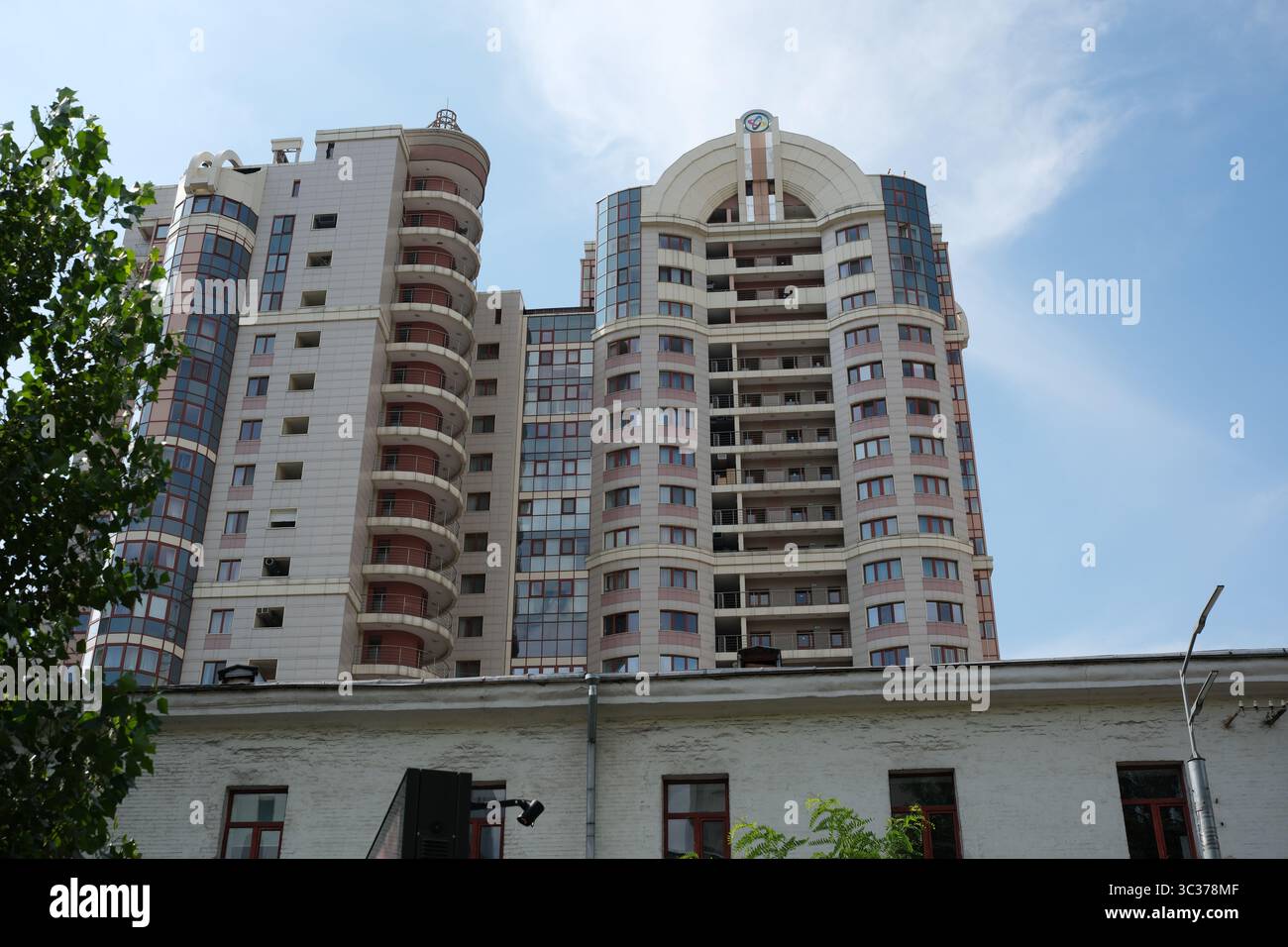 Gli alti edifici si innalzano contro un cielo blu, mostrando la vibrante vita cittadina di Kiev. Foto Stock