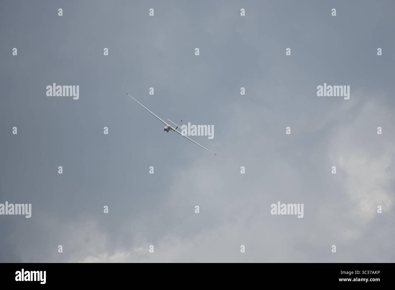 Aliante da addestramento che effettua una svolta stretta sull'avvicinamento finale all'atterraggio. Vista frontale su un cielo coperto. Foto Stock