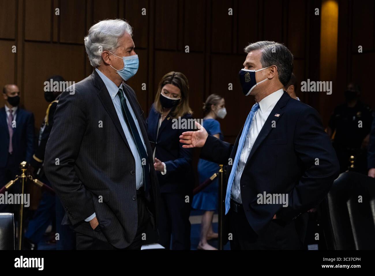 14 aprile 2021, Washington, Distretto di Columbia, USA: Il direttore dell'FBI Christopher Wray parla con il direttore della CIA William Burns prima dell'inizio di un'audizione del Comitato di Intelligence del Senato su â€œWorldwide Threatsâ€ , a Capitol Hill, a Washington, mercoledì 14 aprile, 2021.credito: Graeme Jennings / Pool via CNP (immagine di credito: © Graeme Jennings - Pool via CNP/CNP via ZUMA Wire) Foto Stock