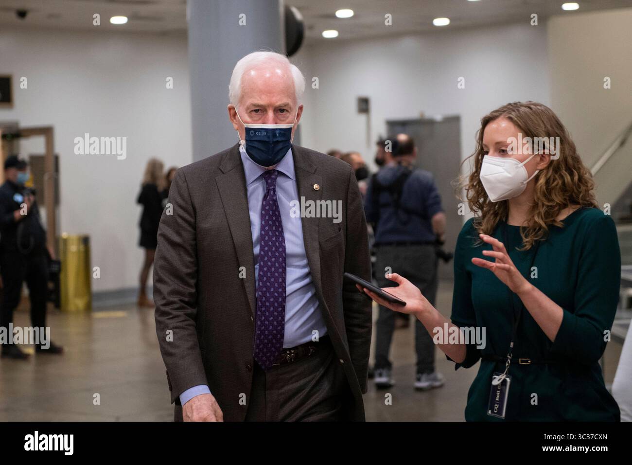 14 aprile 2021, Washington, District of Columbia, USA: Il senatore degli Stati Uniti John Cornyn (repubblicano del Texas) parla con i giornalisti mentre si fa strada attraverso la metropolitana del Senato durante una votazione a Washington, DC, mercoledì 14 aprile 2021. Credito: Rod Lamkey / CNP (immagine di credito: © Rod Lamkey - CNP/CNP tramite filo ZUMA) Foto Stock