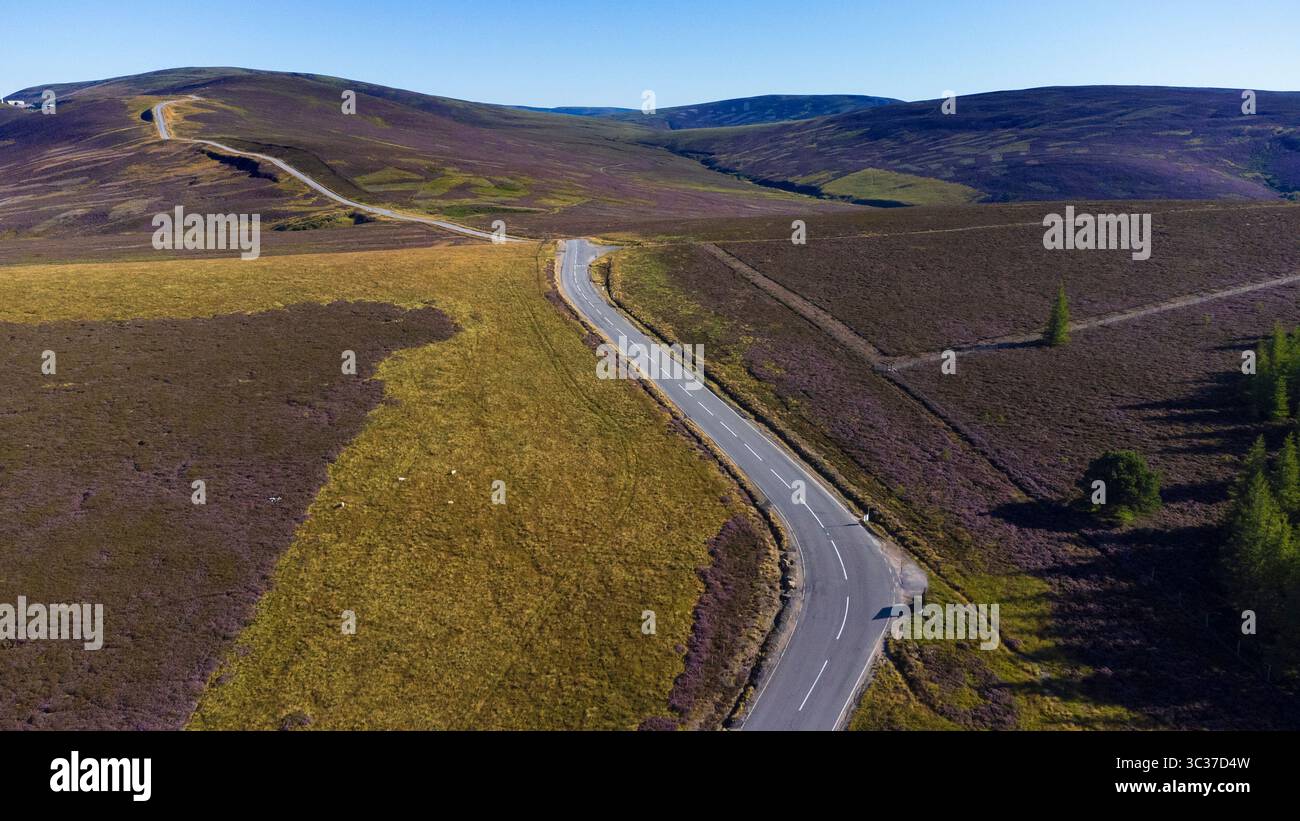 Vista aerea della strada A939 vicino alla cima del Carn Ealasaid nelle Highlands scozzesi dell'Aberdeenshire Scozia Regno Unito Foto Stock