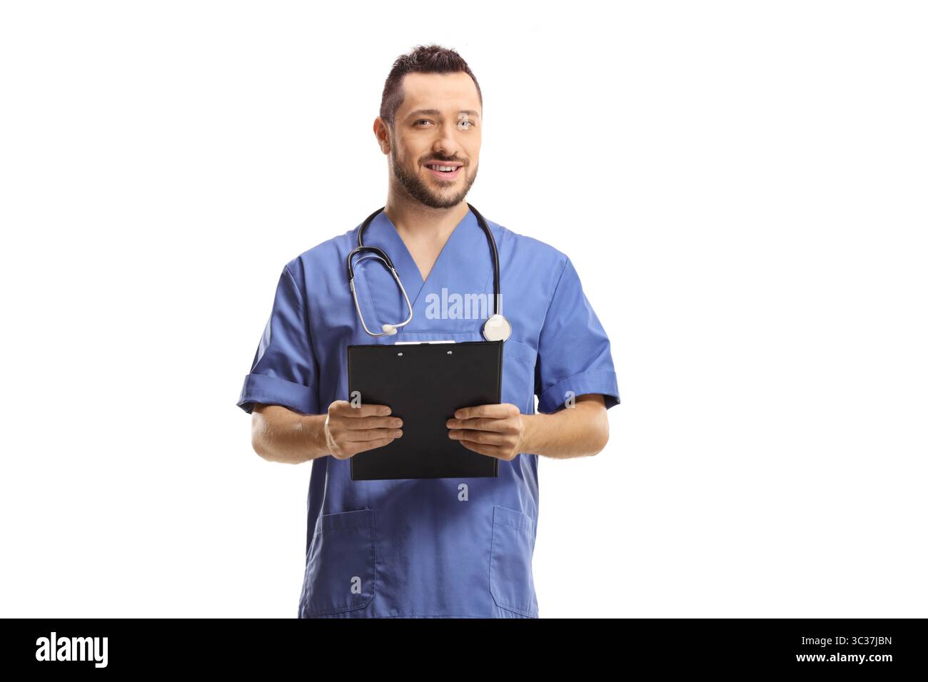 Medico di sesso maschile in uniforme blu con portadocumenti e sorridente isolato su sfondo bianco Foto Stock