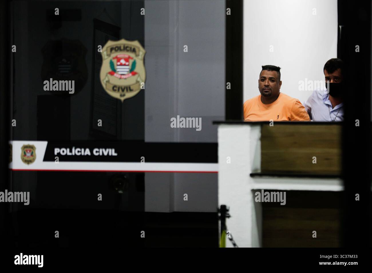 16 aprile 2021, San Paolo, SP, Brasile: VINICIUS HENRIQUE SILVA DE OLIVEIRA, uno dei principali e più pericolosi membri del primo comando di capitale (Primeiro comando da Capital ???) PCC), una delle principali organizzazioni criminali brasiliane operanti in tutta l'America Latina, è stata arrestata dalla divisione speciale della polizia di San Paolo che combatte il crimine organizzato, acronimo CERCO. Con il soprannome di "Coveiro" (gravedigger), secondo le autorità di polizia, VINICIUS ordina l'uccisione di agenti delle forze di pubblica sicurezza che vengono catturati dall'organizzazione. Inoltre, era uno degli uomini che se ne occupavano Foto Stock