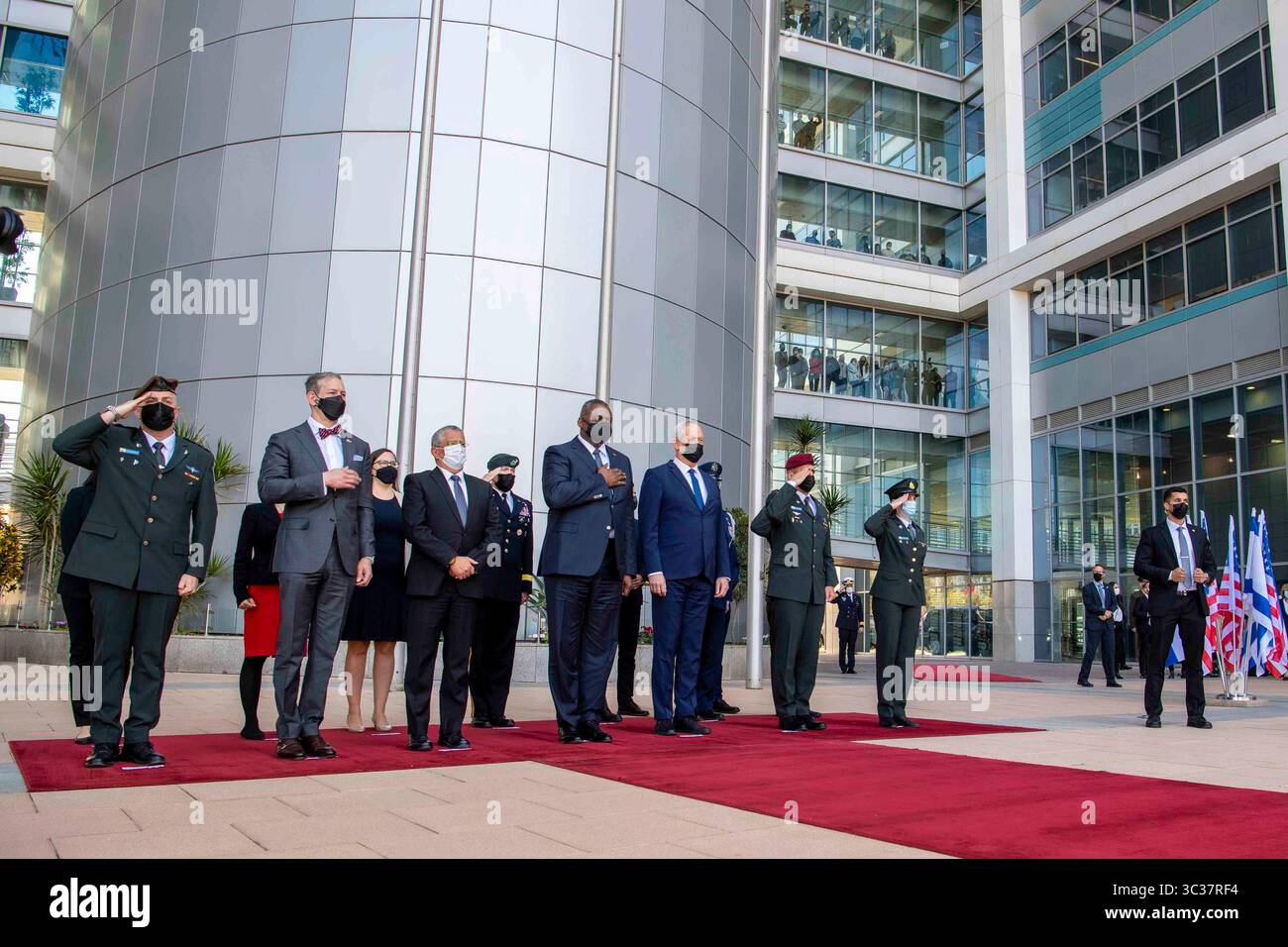 11 aprile 2021 - HaKirya, Isreal - il Segretario alla difesa Lloyd J. Austin III e il Ministro della difesa israeliano Benny Gantz stanno all'attenzione mentre una banda dell'esercito israeliano suona lo Star Spangled Banner durante una cerimonia di arrivo presso il Ministero della difesa di HaKirya, Israele, 11 aprile 2021. (Immagine di credito: © DoD/ZUMA Wire/ZUMAPRESS.com) Foto Stock