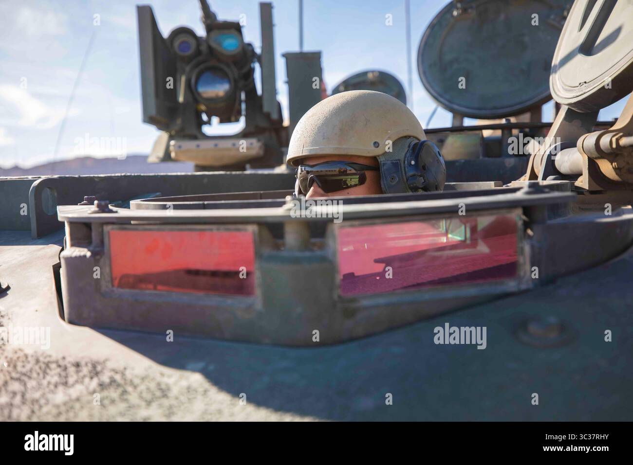 4 aprile 2021 - Marine Air Ground Combat Center, California, USA - U.S. Marine Corps Lance Cpl. Gaven Sack, un operatore di veicoli anfibi d'assalto con Delta Company, 3rd Assault Amphibian Battalion, 1st Marine Division, guida un veicolo da combattimento anfibio (ACV) durante un esercizio di addestramento integrato presso il Marine Corps Air Ground Combat Center Twentynine Palms, California, 4 aprile 2021. I Marines con Delta Co. Sostennero i Marines di fanteria fornendo sicurezza durante le operazioni militari nella simulazione del terreno urbano. (Immagine di credito: © U.S. Marines/ZUMA Wire/ZUMAPRESS.com) Foto Stock